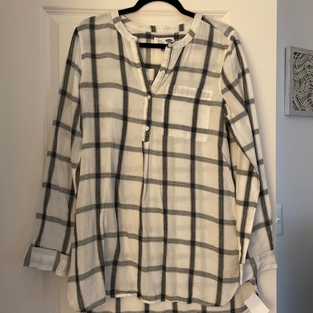 OLD NAVY SIZE M TOP
